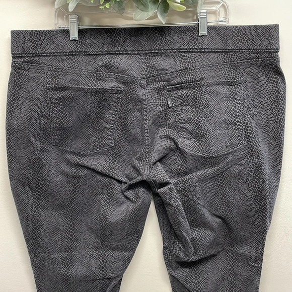 NWOT Levi’s Pull On Leggings Black Gray Repty Snake Print 22 - Picture 5 of 16
